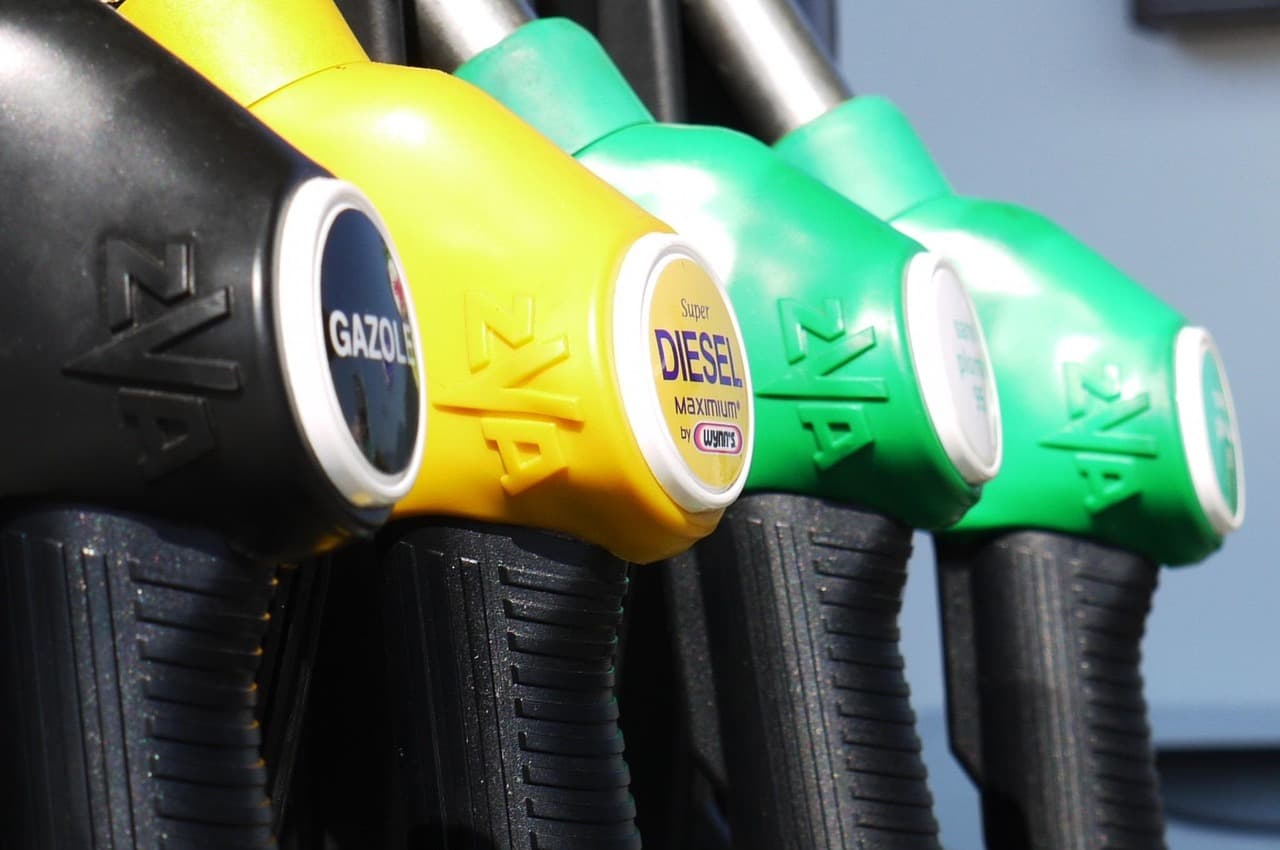 White House Weighs Diesel Export Ban as Midterm Pressure Mounts